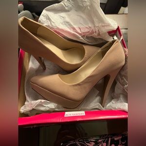 Qupid nude velvet pumps